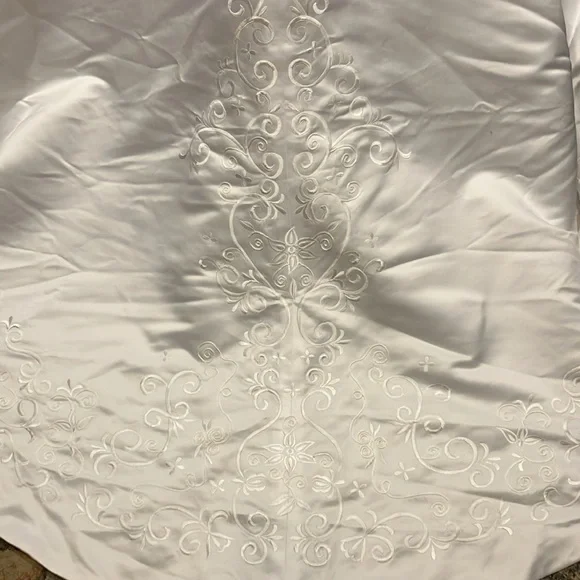 EUC Sz 16W Davids Bridal satin embroidered gown w chapel train 95268